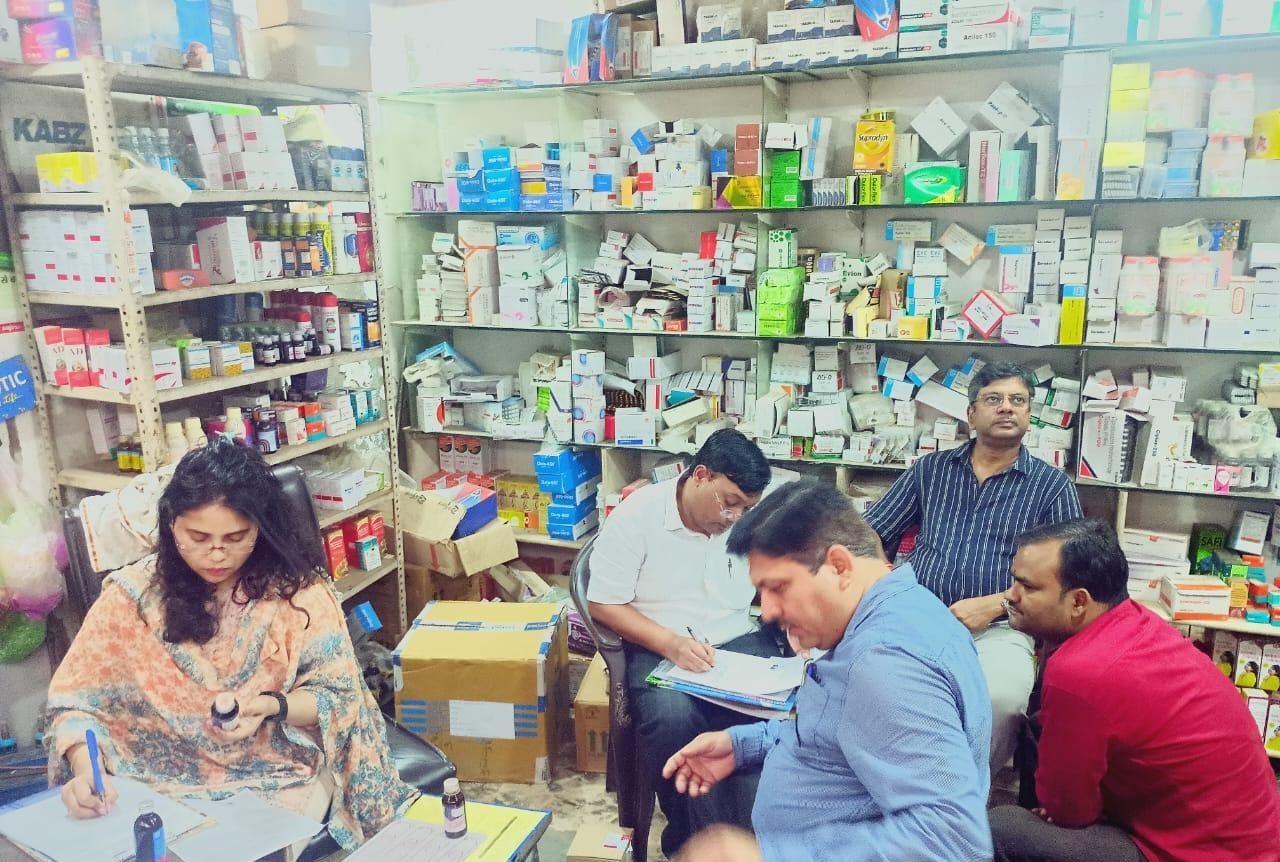 SULTANPUR NEWS ,दवा एजेंसी पर छापा,जब्त हुई साढ़े तीन लाख की दवाएं,ड्रग विभाग की लापरवाही बेनकाब