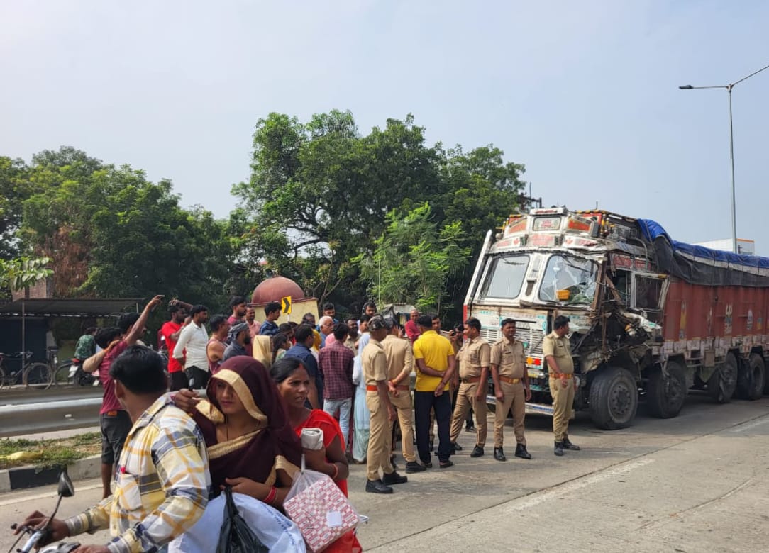 टायर फटने से अनियंत्रित होकर घर में घुसा ट्रक भारी नुकसान..