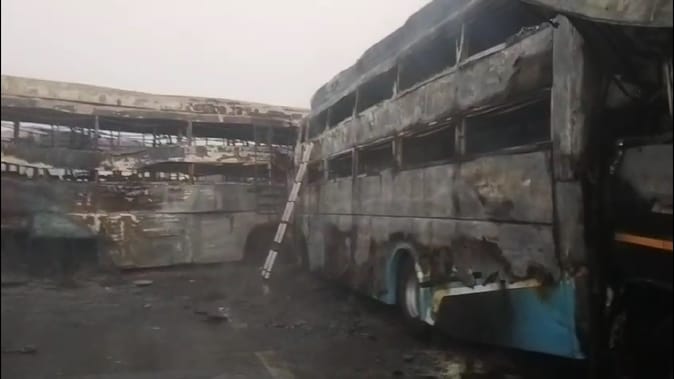 घने कोहरे में सात बसें और तीन छोटी गाड़ियां आपस में टकरा गईं, जिससे चार लोगों की दर्दनाक मौत हो गई और 25 लोग घायल…