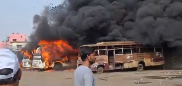 रांची के खादगढ़ा बस स्टैंड पर खड़ी कई बसों में लगी भीषण आग, इलाके में मची अफरा-तफरी
